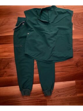 Figs Hunter Green set - Rafaela Top XS and Zamora Jogger XS/P